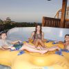 Isabelli Fontana e os filhos Lucas e Zion brincaram em um parque aquático em Fortaleza, no Ceará