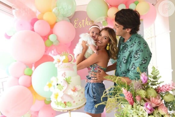 Carol Dias e Kaká celebraram quatro meses da filha, Esther