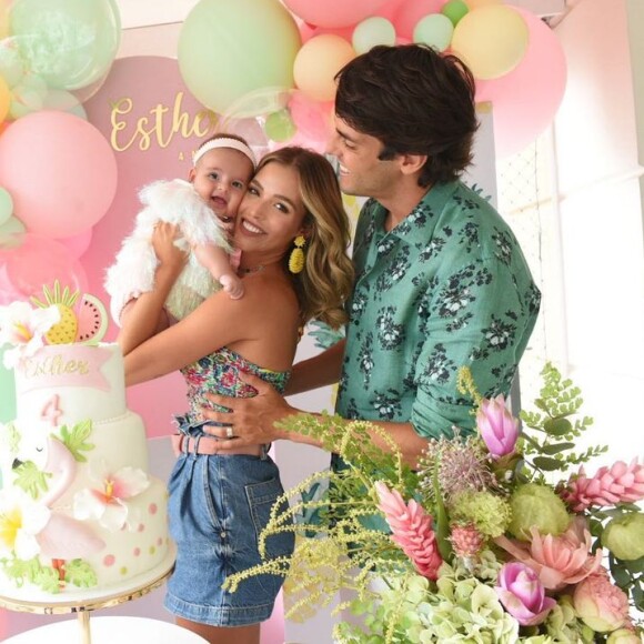 Carol Dias e Kaká celebraram quatro meses da filha, Esther