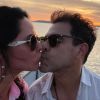 Graciele Lacerda beija Zezé Di Camargo durante passeio de barco