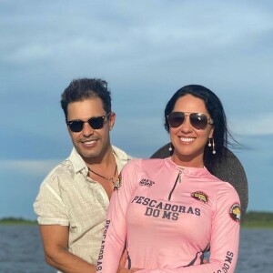 Graciele Lacerda posa em barco com Zezé Di Camargo