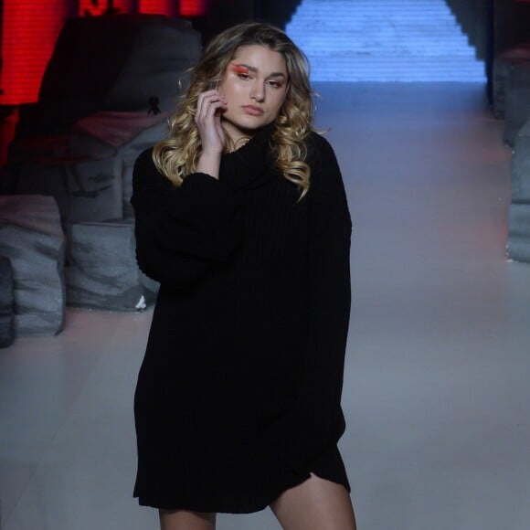 Sasha Meneghel fez sua estreia nas passarelas no São Paulo Fashion Week em 2016, aos 18 anos