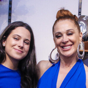 Claudia Raia e a filha, Sophia, apostaram no mesmo modelo de maiô em vídeo