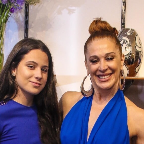 Claudia Raia e a filha, Sophia, surgiram animadas em vídeo de dança
