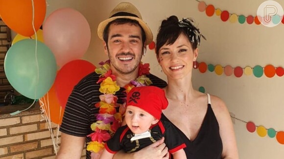 Marcos Veras e Rosanne Mulholland comemoraram 6 meses do filho em clima de Carnaval