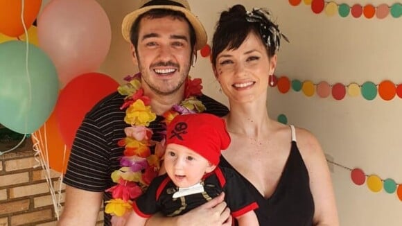 Filho de Marcos Veras e Rosanne Mulholland usa fantasia de pirata em festa de 6 meses