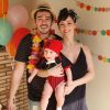 Marcos Veras e Rosanne Mulholland organizaram folia em casa para celebrar os 6 meses do filho