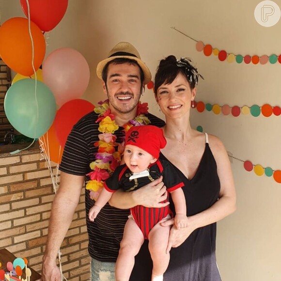 Marcos Veras e Rosanne Mulholland organizaram folia em casa para celebrar os 6 meses do filho
