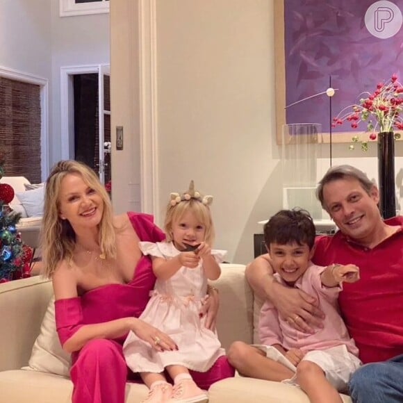 Eliana reuniu o noivo, Adriano Ricco, e os filhos, Arthur e Manuela, no Natal