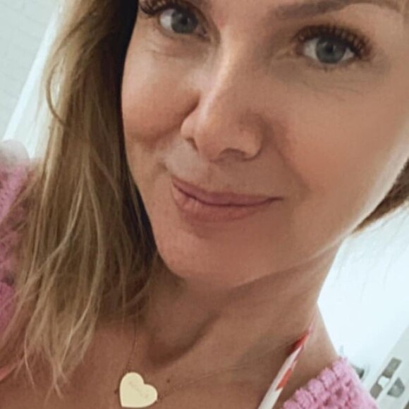 Aos 47 anos, Eliana é elogiada por fotos de biquíni