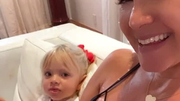 Eliana brincou com a própria maneira como rir ao postar vídeo com a filha, Manuela, 3 anos