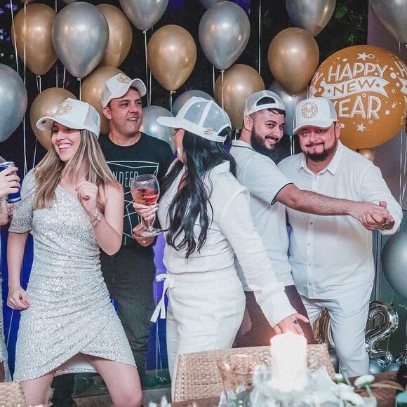 Sertaneja Maraisa compartilhou foto do réveillon 2020-2021 com amigos