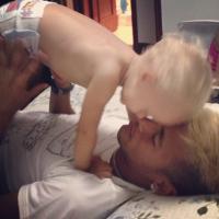 Neymar, prestes a gravar próxima novela das nove, curte momento com o filho