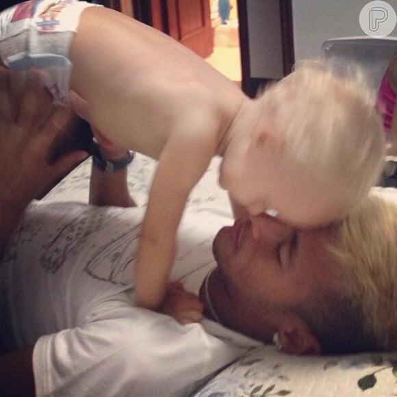 Neymar posta foto em momento de carinho com o filho, Davi Lucca, de 1 ano, em 5 de março de 2013