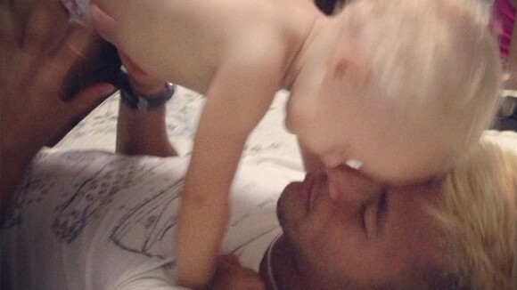 Neymar, prestes a gravar próxima novela das nove, curte momento com o filho
