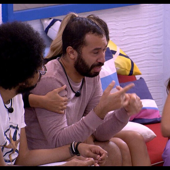 'BBB 21': Gilberto pede para deixar o reality