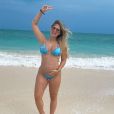 A influencer Virgínia usou biquíni azul vibrante em viagem a Cancun com o noivo, Zé Felipe