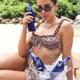 A cantora Anitta escolheu biquíni com animal print para ficar isolada em ilha