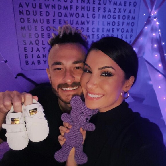 Bianca Andrade e Fred organizaram uma festa toda em tons de roxo para anunciar a chegada do menino