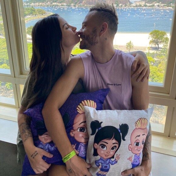 Bianca Andrade, a Boca Rosa, revelou o sexo do bebê que está esperando em uma festa no Maracanã