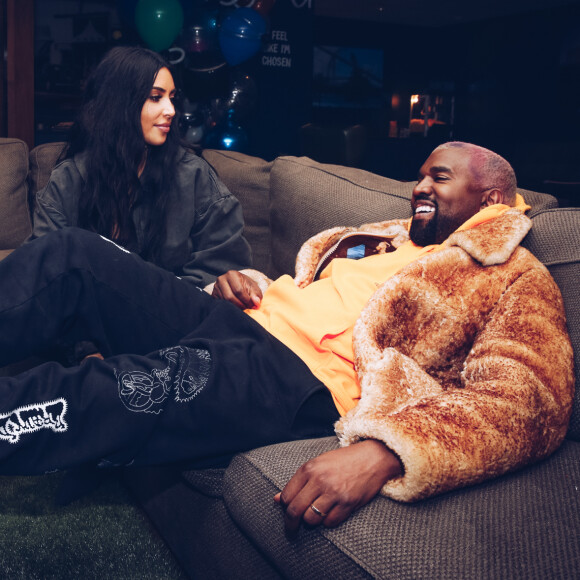 Separado de Kim Kardashian, Kanye West estaria abalado. 'Tem tentado se distrair com o trabalho nas últimas semanas, mas tem sido difícil se concentrar com o peso da separação', diz fonte