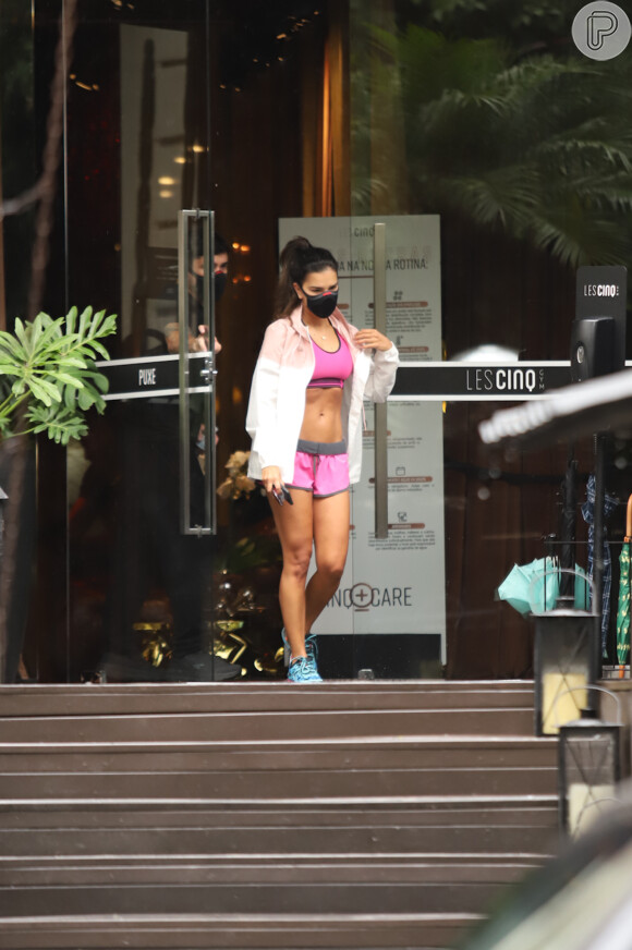 Mariana Rios se protege de chuva com capa transparente estilosa
