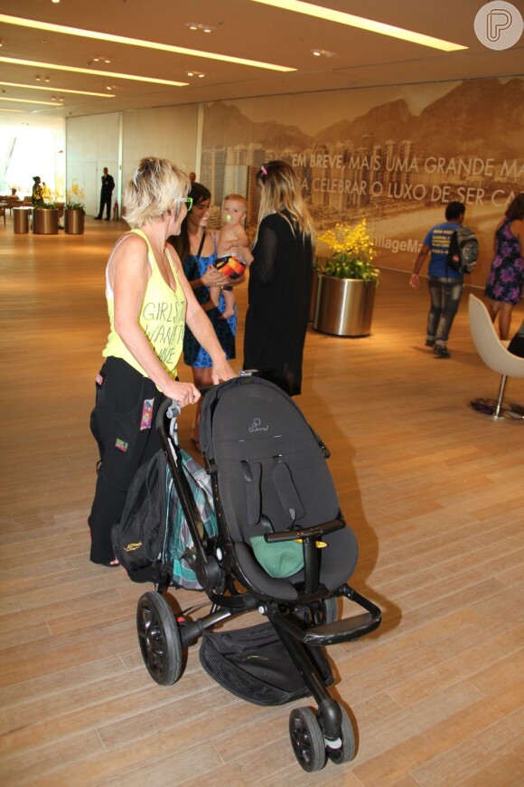 Ana Maria passeia com o neto pelo Shopping Village Mall, na Barra da Tijuca, na zona oeste do Rio de Janeiro