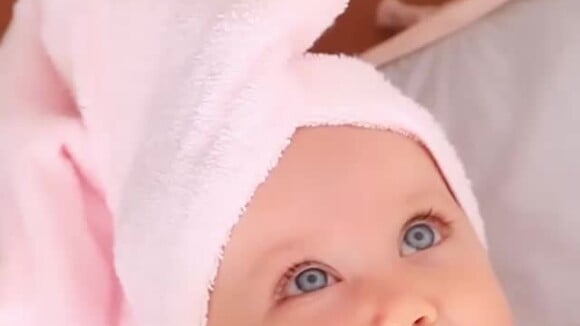 Vídeo: Ana Paula Siebert faz spa de beleza na filha de 9 meses, Vicky