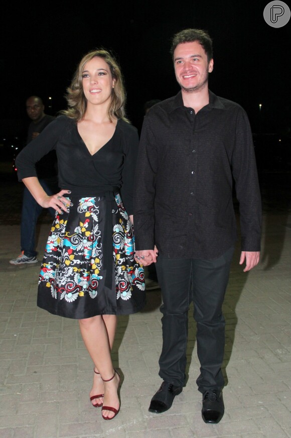 Adriana Birolli, de 'Império', vai com o namorado, Alexandre Contini, ao ao show do cantor Paul McCartney no Rio