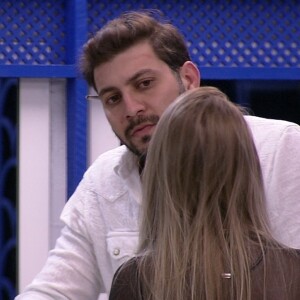 No 'BBB 21', Carla Diaz conversa com Caio e disse que o brother pegou pesado com ela em Jogo da Discórdia