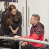 Kate Middleton conversa com alteta durante visita a centro de treinamento para as Olimpíadas em Londres, na Inglaterra