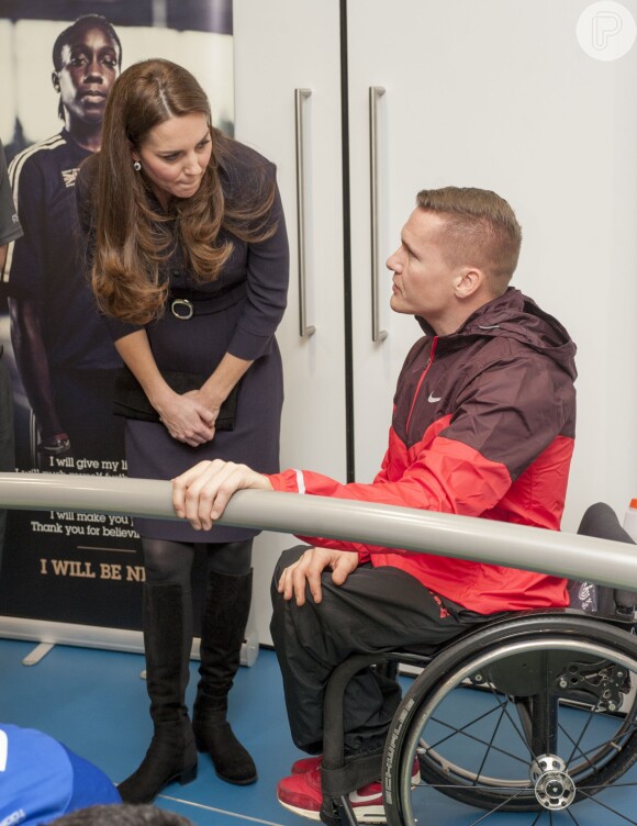 Kate Middleton conversa com alteta durante visita a centro de treinamento para as Olimpíadas em Londres, na Inglaterra