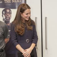 Kate Middleton exibe barriguinha de quatro meses de gravidez durante evento