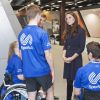 Kate Middleton usa casaco clássico azul para visitar centro de treinamento de atletas em Londres