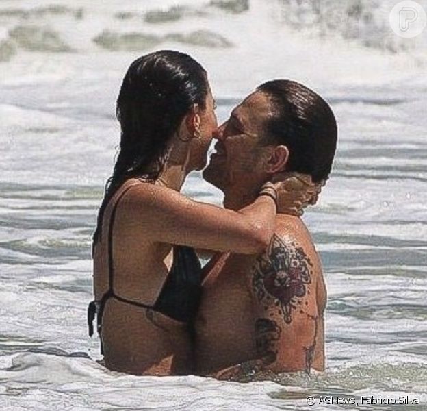Gabi Brandt curte praia com o marido, Saulo Poncio, nesta terça-feira, 02 de fevereiro de 2021