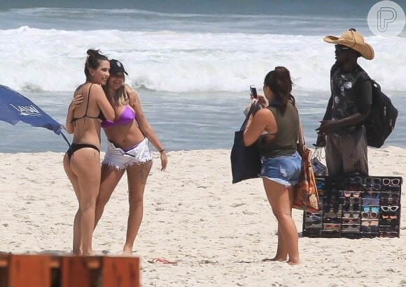 Gabi Brandt é tietada por fã em praia e esbanja simpatia para selfie
