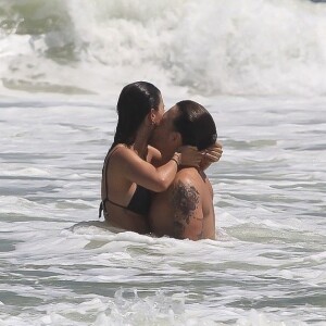 Gabi Brandt namora com Saulo Poncio no mar da Barra da Tijuca, no Rio de Janeiro