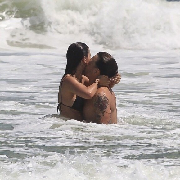 Gabi Brandt namora com Saulo Poncio no mar da Barra da Tijuca, no Rio de Janeiro