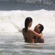 Gabi Brandt e Saulo Poncio trocam beijos no mar