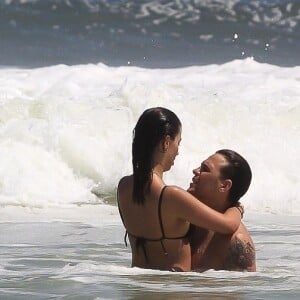 Gabi Brandt e Saulo Poncio trocam beijos no mar