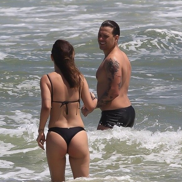 Gabi Brandt apostou em biquíni clássico preto para ir à praia com o marido, Saulo Poncio