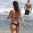 Gabi Brandt aproveita tempo ensolarado para mergulho na praia da Barra da Tijuca