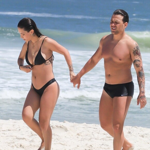 Gabi Brandt e Saulo Poncio aproveitaram banho de mar na praia da Barra da Tijuca, zona oeste do Rio de Janeiro