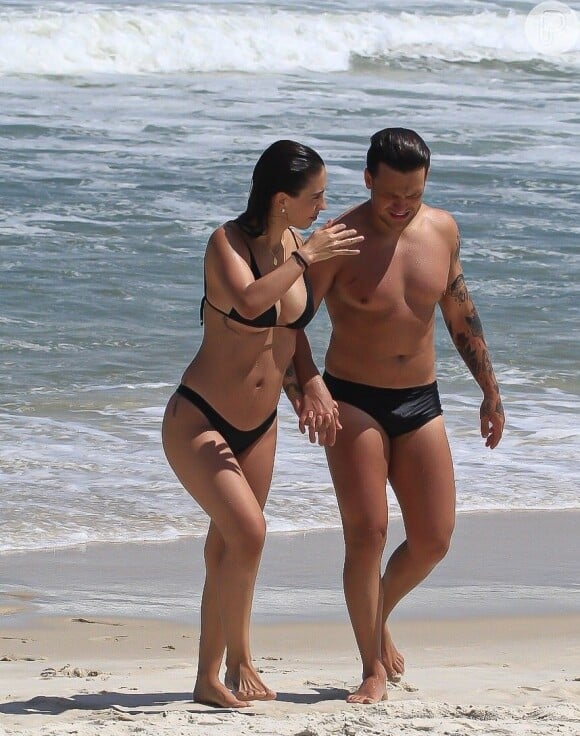 Gabi Brandt curte praia com o marido, Saulo Poncio
