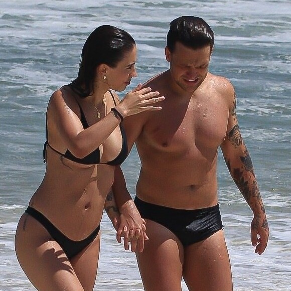 Gabi Brandt curte praia com o marido, Saulo Poncio