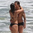Gabi Brandt troca beijos com o marido, Saulo Poncio, na praia, nesta terça-feira, 02 de fevereiro de 2021