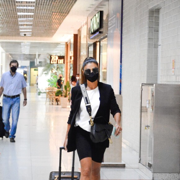 Juliana Paes escolheu uma bermuda ciclista para viajar, um clássico retrô que também voltou à moda