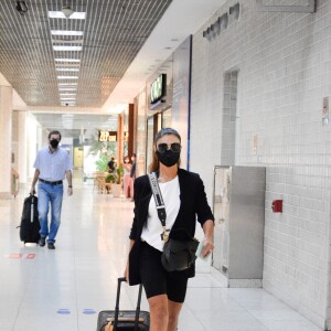 Juliana Paes deixou os cabelos presos em um rabo de cavalo alto