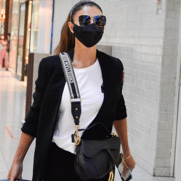 Juliana Paes escolheu um look confortável para viajar