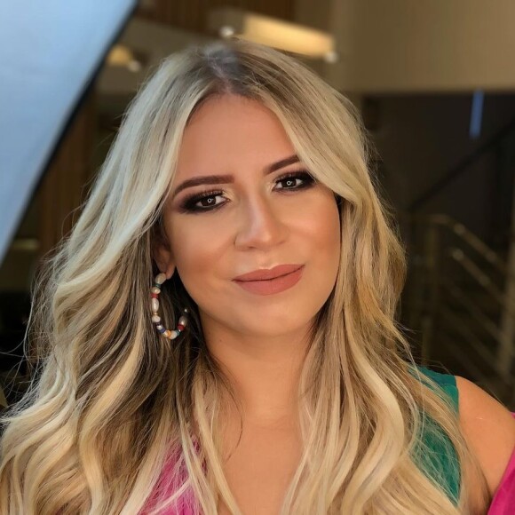 'Mesmo não amamentando, em algum momento da minha vida, vou refazer a mamoplastia. Para colocar no lugar de novo', disse Marília Mendonça